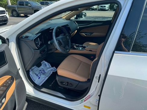 Used 2025 Lexus NX 250 FWD w/ Towing Package (2000 Lbs) image 3