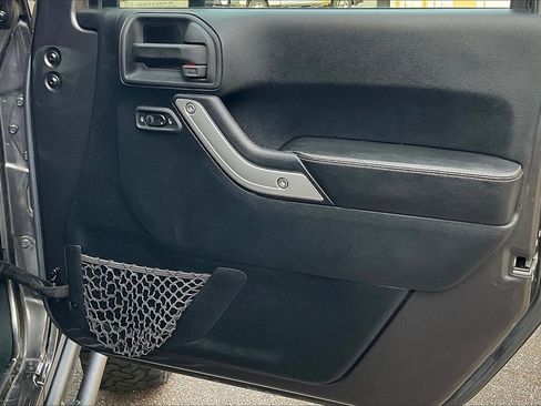 Used 2016 Jeep Wrangler Unlimited Rubicon image 23