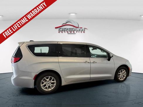 Used 2023 Chrysler Pacifica Touring-L FWD image 26