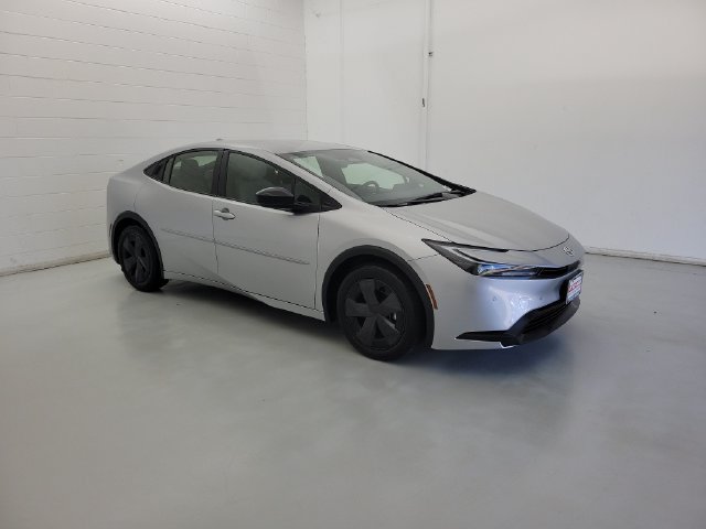 Used 2024 Toyota Prius LE FWD image 3