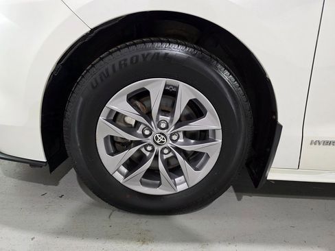 Used 2021 Toyota Sienna Limited image 8