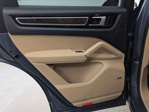 Used 2019 Porsche Cayenne w/ Premium Package image 16