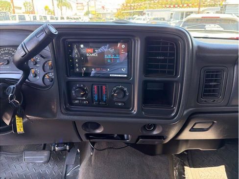 Used 2006 GMC Sierra 2500 SLE w/ Skid Plate Package AWD/4WD image 7