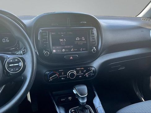 Certified 2023 Kia Soul LX w/ LX Technology Package FWD image 9