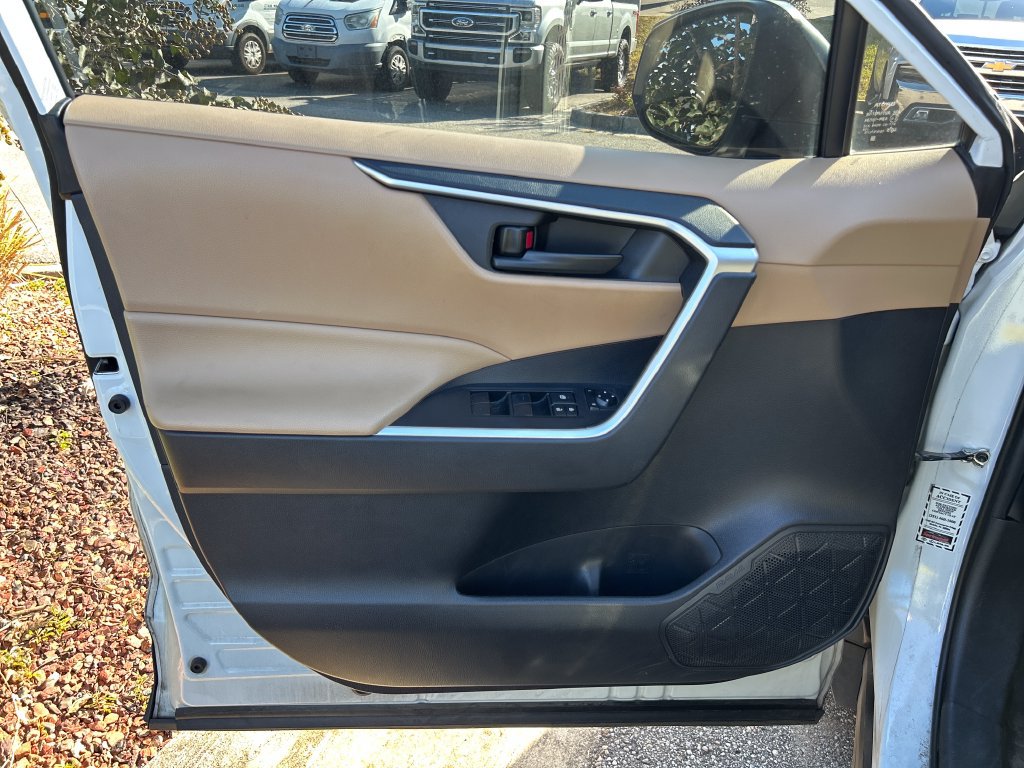 Used 2019 Toyota RAV4 LE FWD image 7
