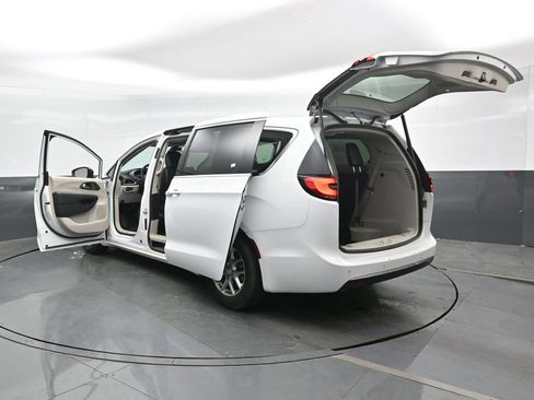Used 2023 Chrysler Pacifica Touring-L FWD image 50