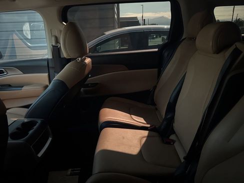 Used 2023 Kia Carnival LX FWD image 8