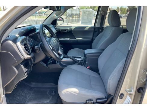 Used 2018 Toyota Tacoma SR5 RWD image 11