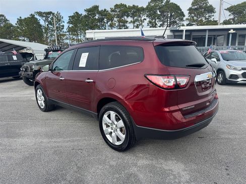 Used 2017 Chevrolet Traverse LT w/ Style and Technology Package image 4