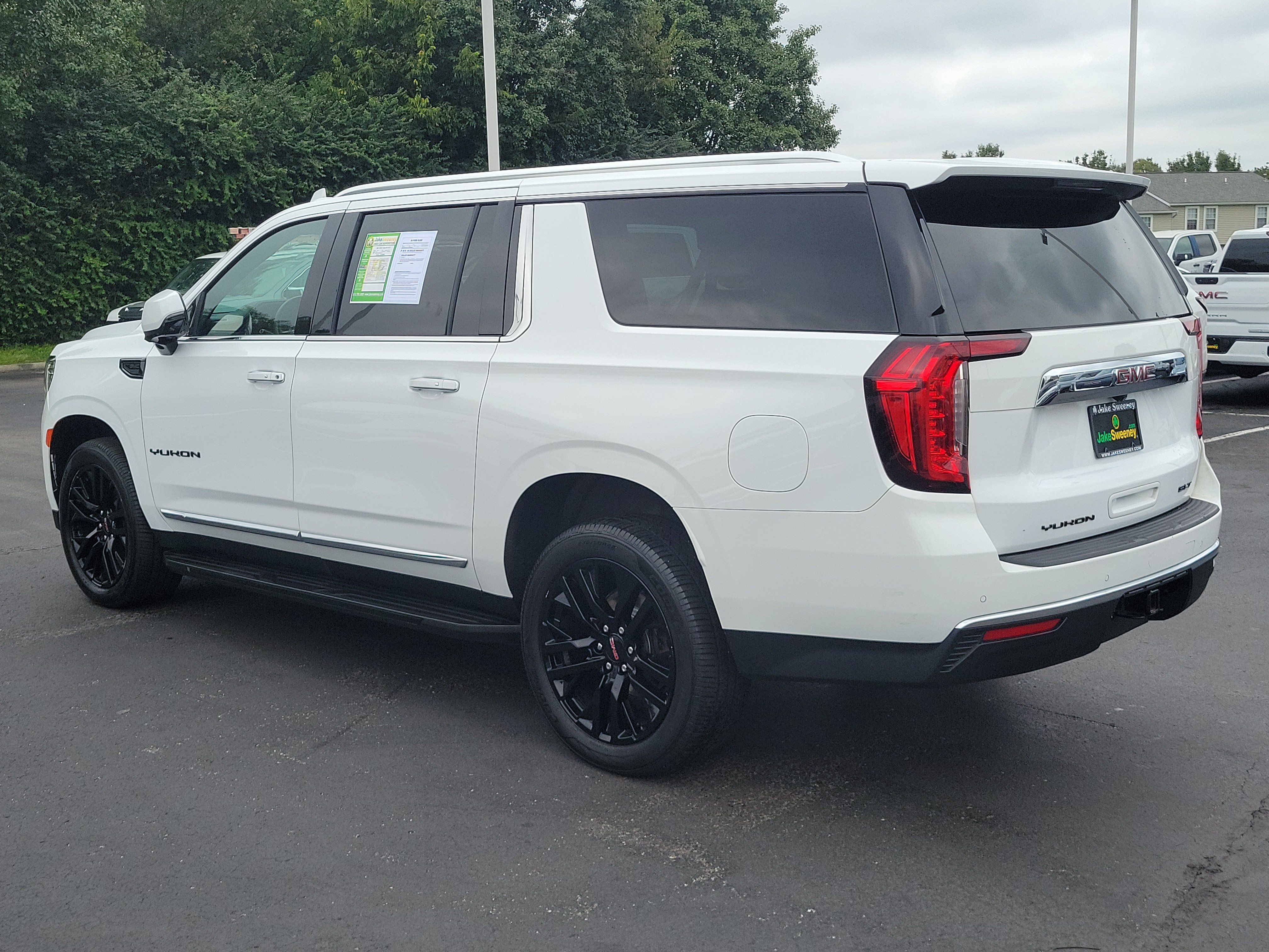 Used 2023 GMC Yukon XL SLT w/ SLT Premium Package AWD/4WD image 3