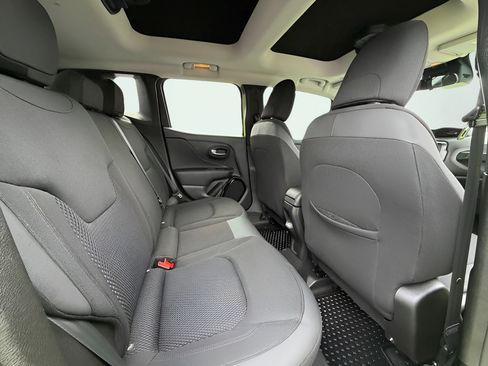 Used 2018 Jeep Renegade Altitude AWD/4WD image 23