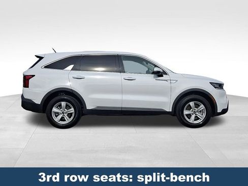 Used 2023 Kia Sorento LX image 9