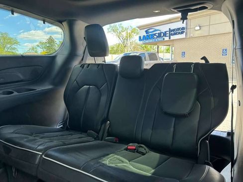 Used 2025 Chrysler Pacifica Limited FWD image 17