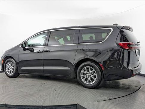 Used 2023 Chrysler Pacifica Touring-L FWD image 6