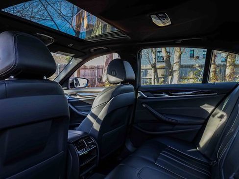 Used 2019 BMW 530e image 22