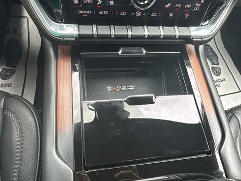 Used 2025 GMC Yukon XL Denali AWD/4WD image 17