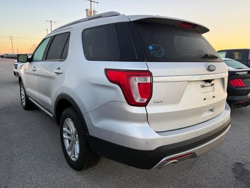 Used 2017 Ford Explorer XLT w/ Equipment Group 202A image 4