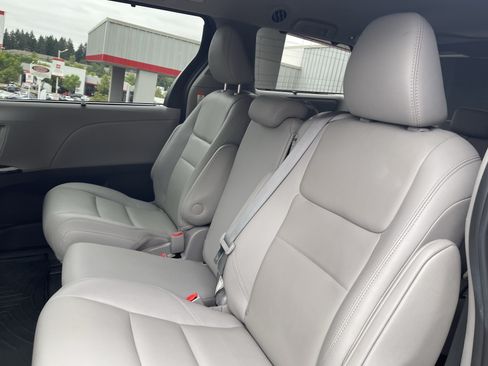 Certified 2020 Toyota Sienna XLE FWD image 13