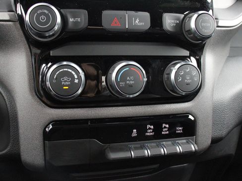 New 2026 RAM 1500 Express AWD/4WD image 18
