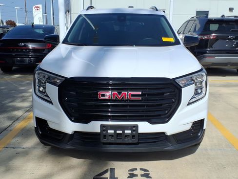 Used 2024 GMC Terrain SLE w/ Driver Convenience Package FWD image 2