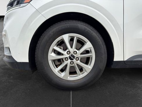 Used 2022 Kia Carnival LX FWD image 9