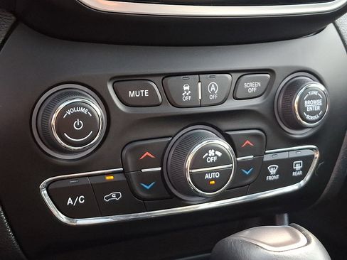 Used 2021 Jeep Cherokee Limited AWD/4WD image 16