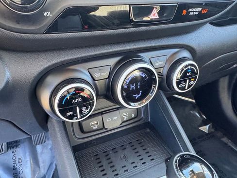 Used 2023 Hyundai Venue Limited image 25