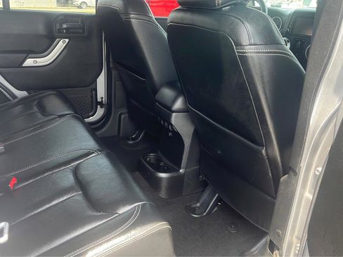 Used 2015 Jeep Wrangler Unlimited Sahara w/ Connectivity Group AWD/4WD image 16