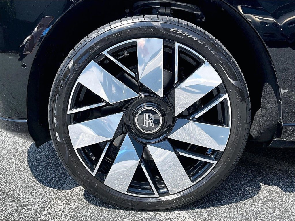 Certified 2025 Rolls-Royce Cullinan AWD/4WD image 10