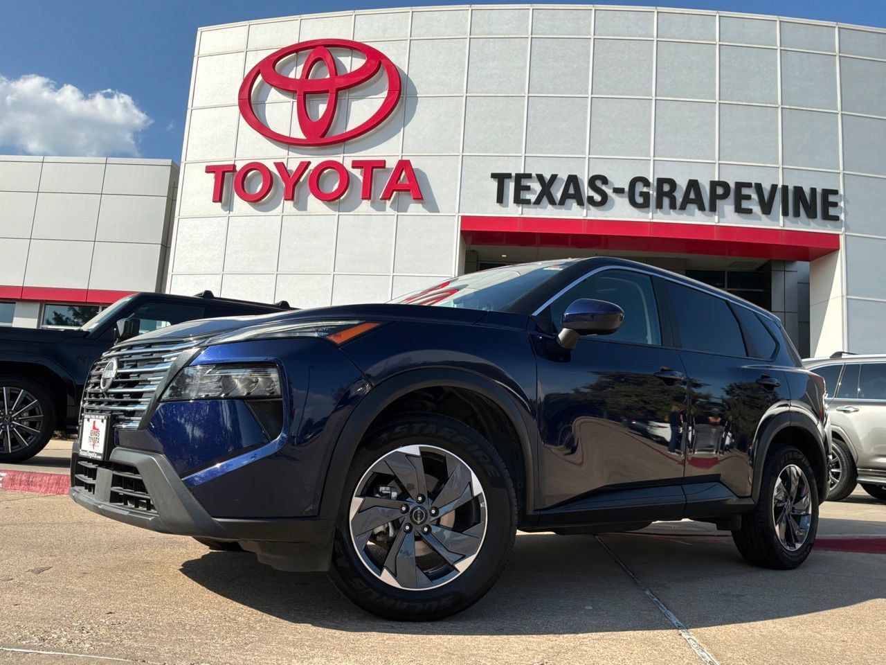 Used 2025 Nissan Rogue SV FWD image 2