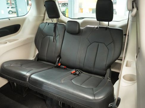 Used 2017 Chrysler Pacifica Touring-L Plus image 22