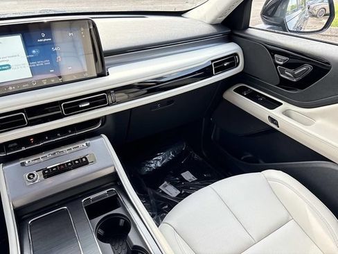 New 2026 Lincoln Aviator AWD w/ Jet Appearance Package image 15