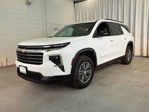 Used 2025 Chevrolet Traverse LT AWD/4WD image 2