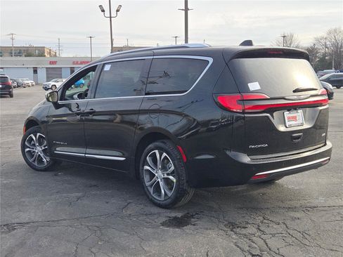 New 2026 Chrysler Pacifica Pinnacle image 16