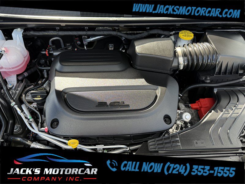 Used 2027 Chrysler Pacifica Limited FWD image 32