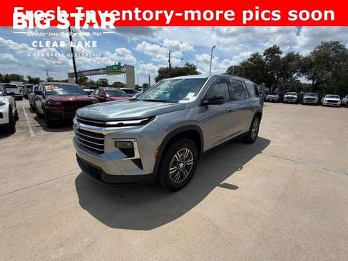 Used 2024 Chevrolet Traverse LT FWD image 1