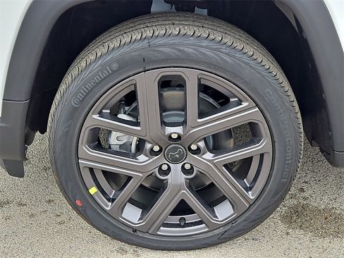 New 2026 Jeep Compass Latitude image 13