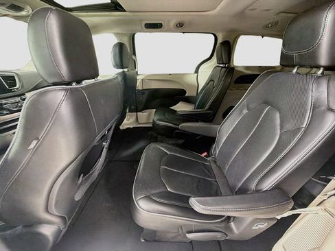 Used 2019 Chrysler Pacifica Limited FWD image 25