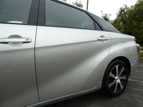 Used 2019 Toyota Mirai image 12