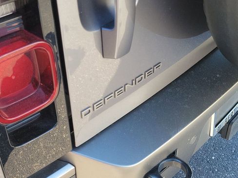 Used 2024 Land Rover Defender 110 X-Dynamic SE image 6