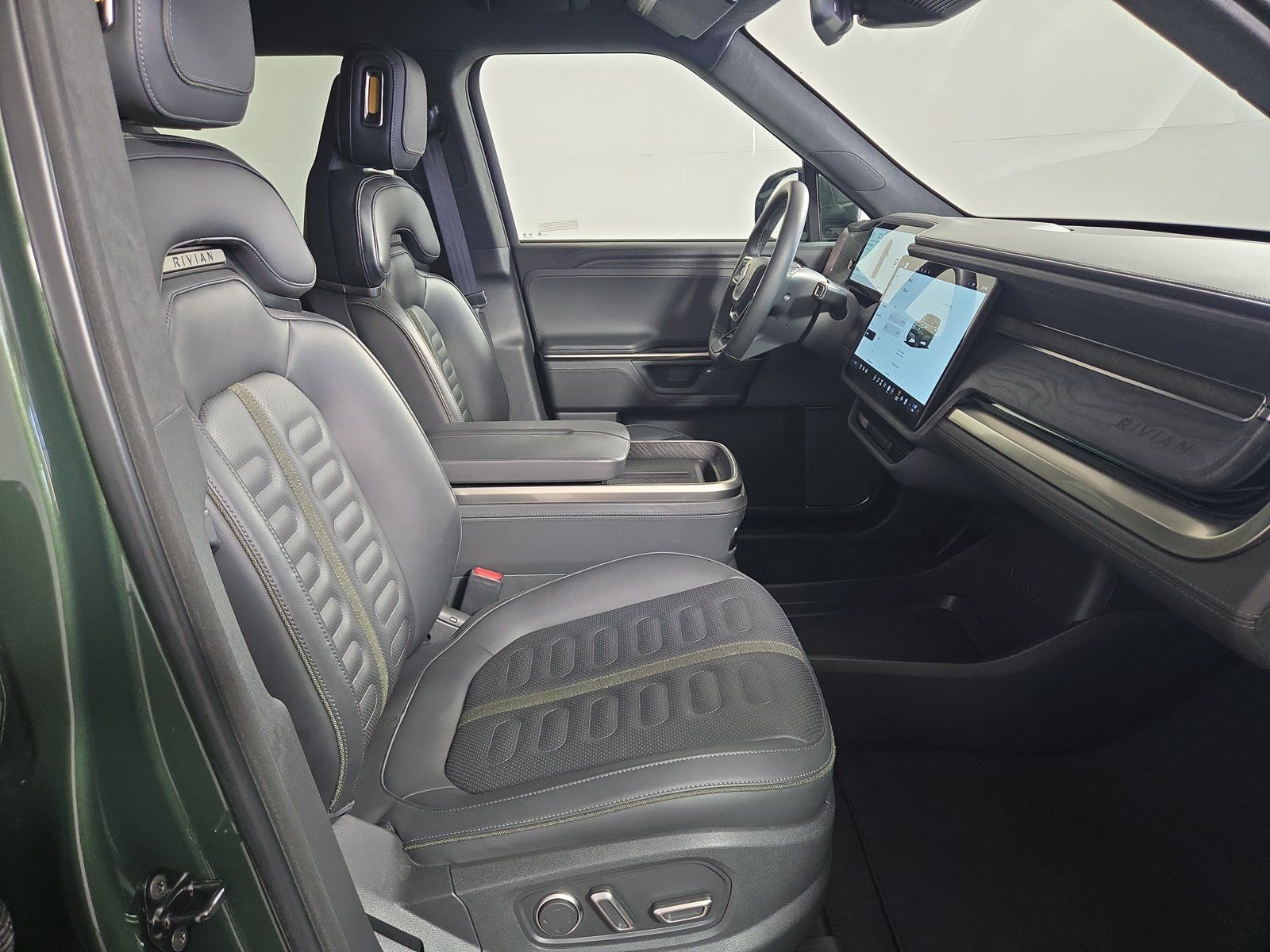 Used 2025 Rivian R1S Adventure Dual AWD/4WD image 24
