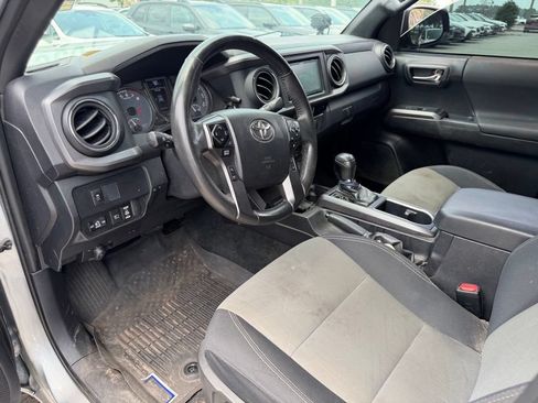 Used 2021 Toyota Tacoma TRD Off-Road w/ Technology Package AWD/4WD image 23