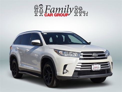 Used 2019 Toyota Highlander XLE image 2