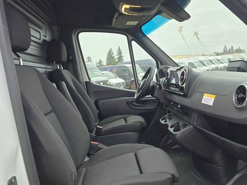 Used 2025 Mercedes-Benz Sprinter 2500 image 11