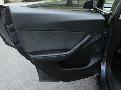 Used 2022 Tesla Model Y Long Range AWD/4WD image 20