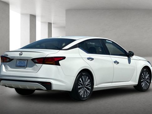 Used 2025 Nissan Altima 2.5 SV FWD image 4