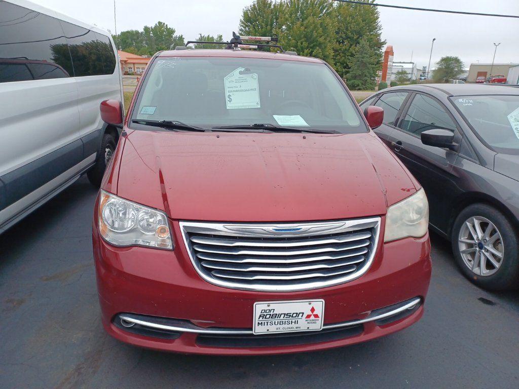 Used 2016 Chrysler Town & Country Touring FWD image 2