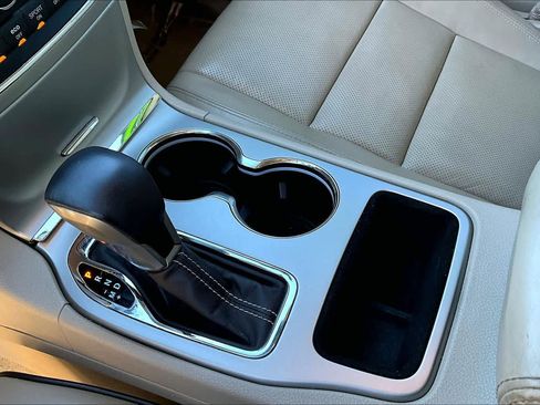 Used 2017 Jeep Grand Cherokee Overland image 16