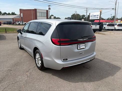 Used 2023 Chrysler Pacifica Touring-L FWD image 4