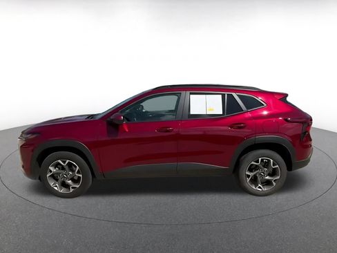 Used 2025 Chevrolet Trax LT w/ LT Convenience Package FWD image 9